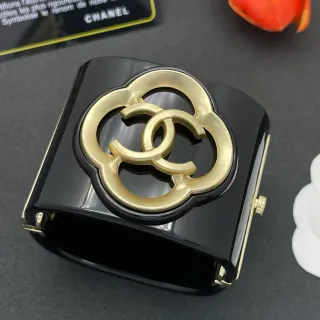 Chanel Camellia Cuff أسود و Gold-Tone Bracelet