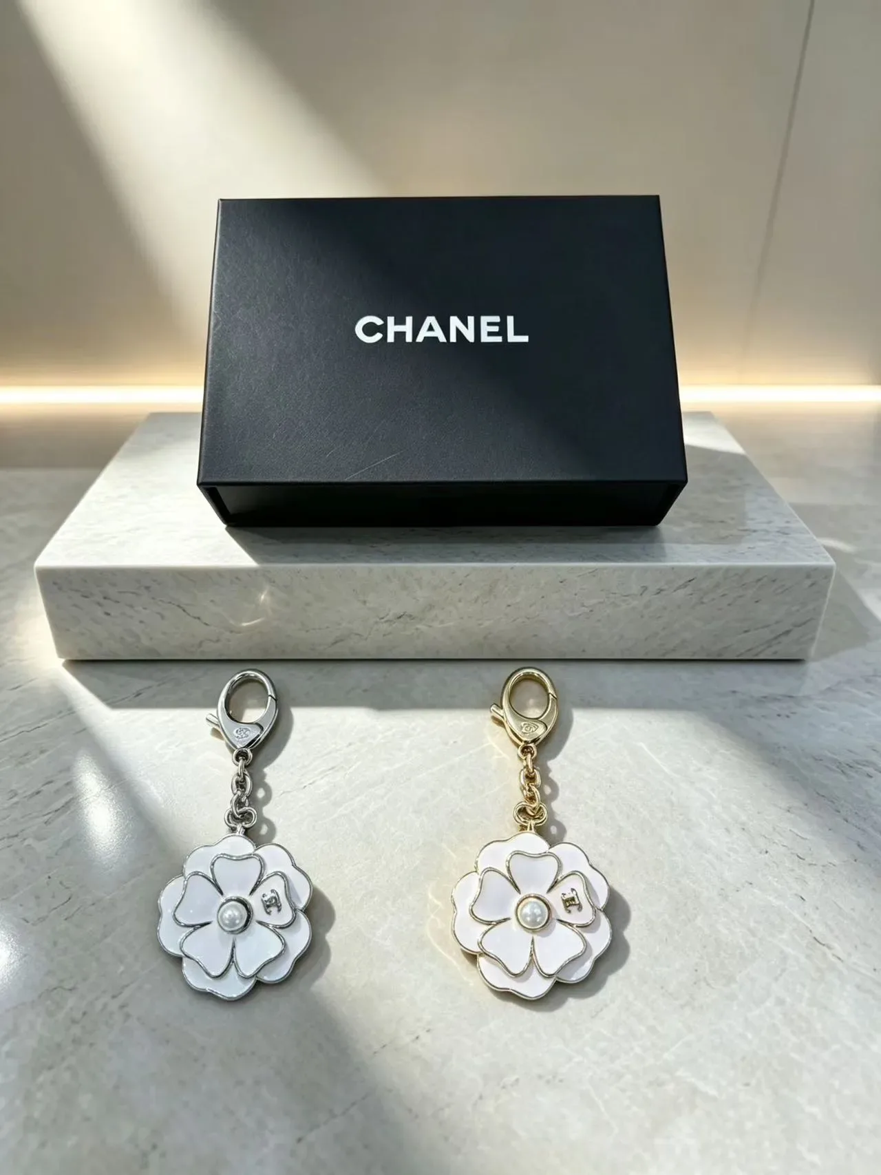 Chanel Camellia ফ্লাওয়ার এনামেল পার্ল কীচেন ব্রোচ 2