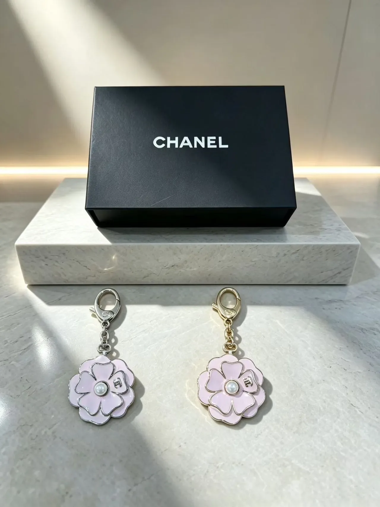 Chanel Camellia ফ্লাওয়ার এনামেল পার্ল কীচেন ব্রোচ 3