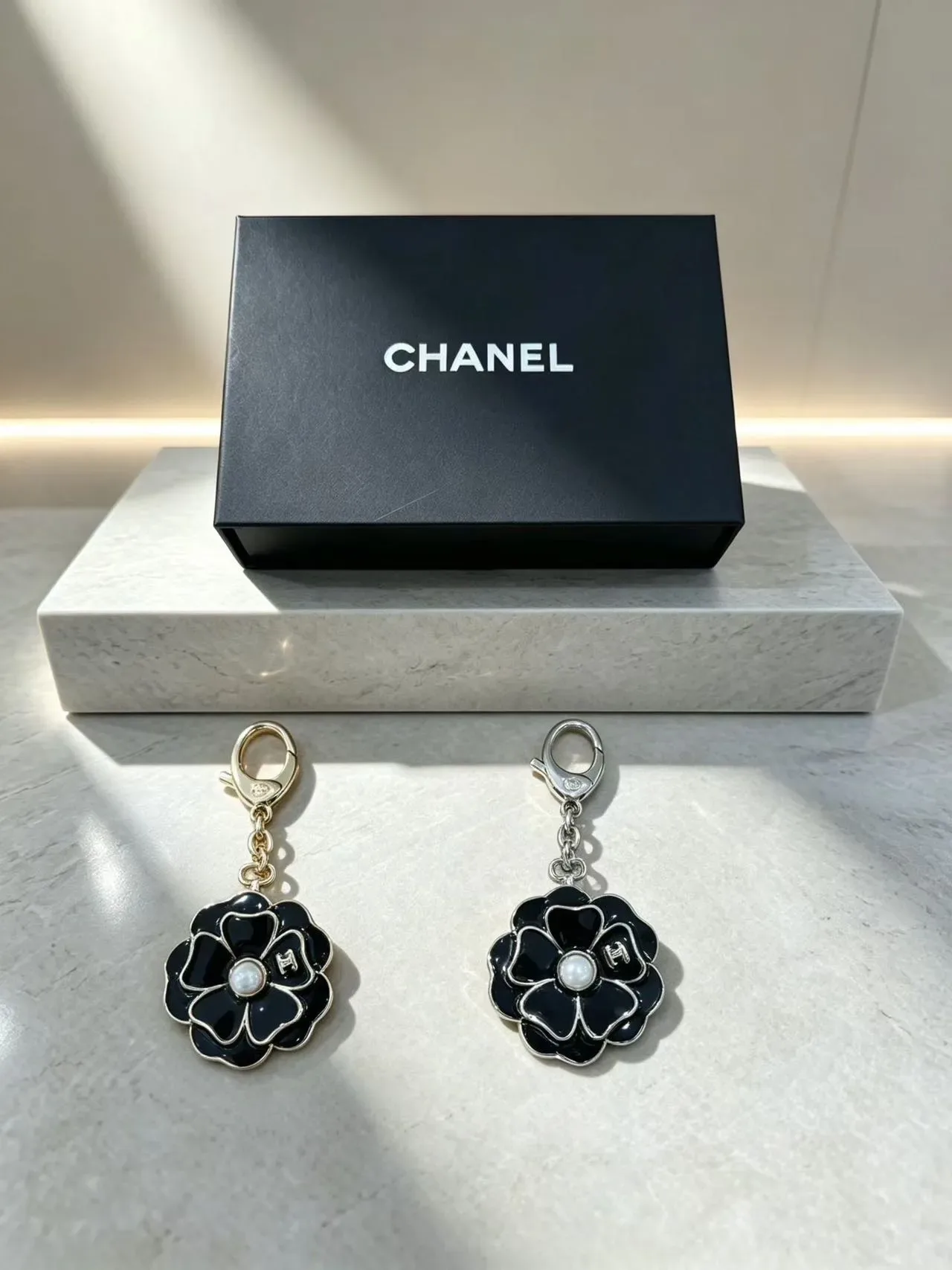 Chanel Camellia ফ্লাওয়ার এনামেল পার্ল কীচেন ব্রোচ 4