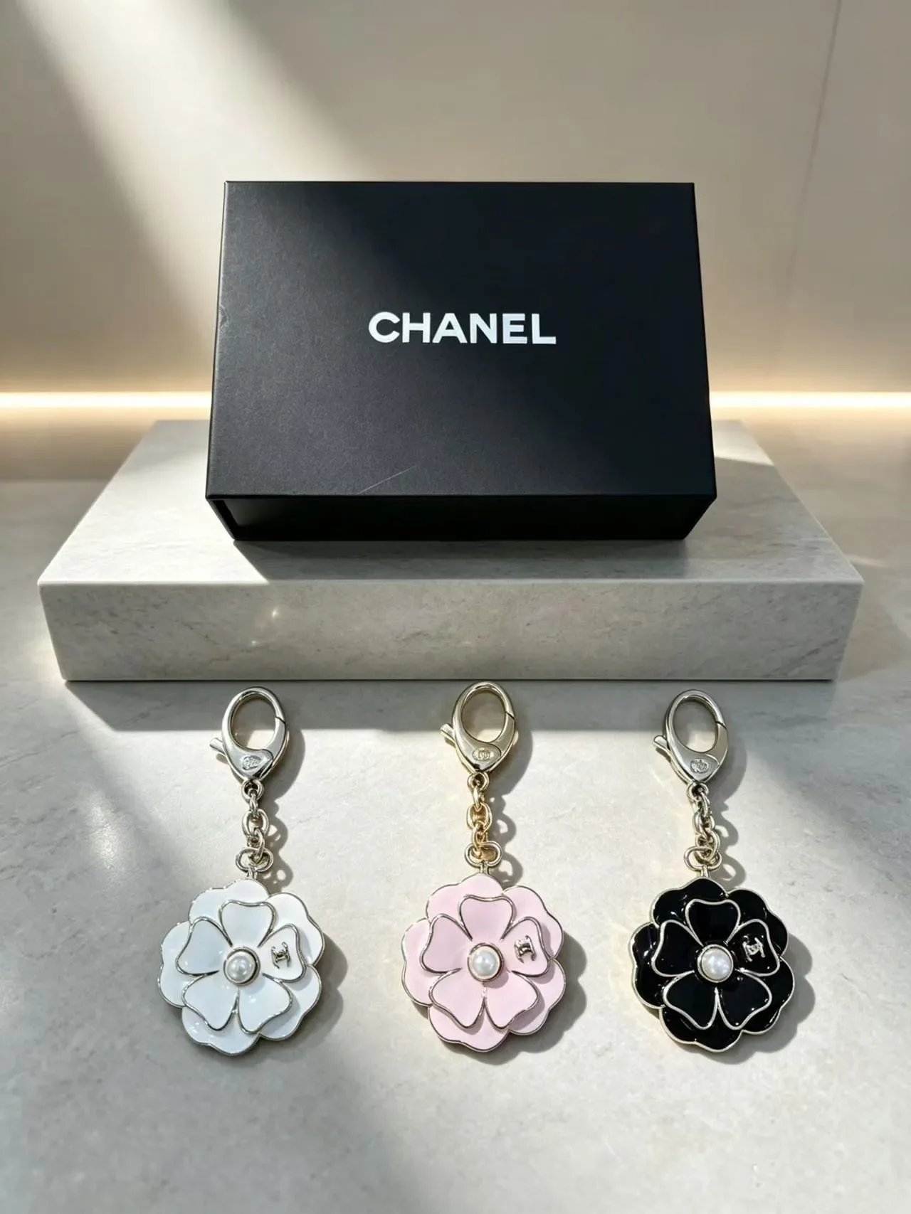 Chanel Camellia ফ্লাওয়ার এনামেল পার্ল কীচেন ব্রোচ 5