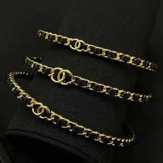 Chanel CC pulseira tom dourado e corrente trançada preta