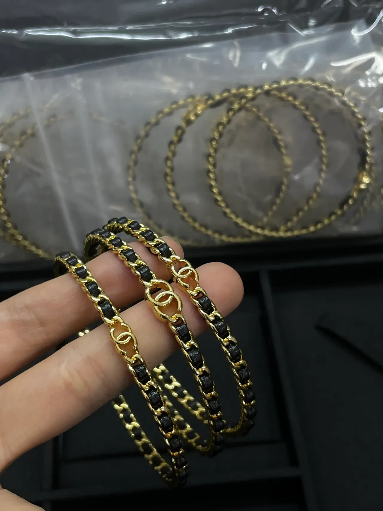 Chanel CC إسورة بلون ذهبي وسلسلة سوداء منسوجة 3