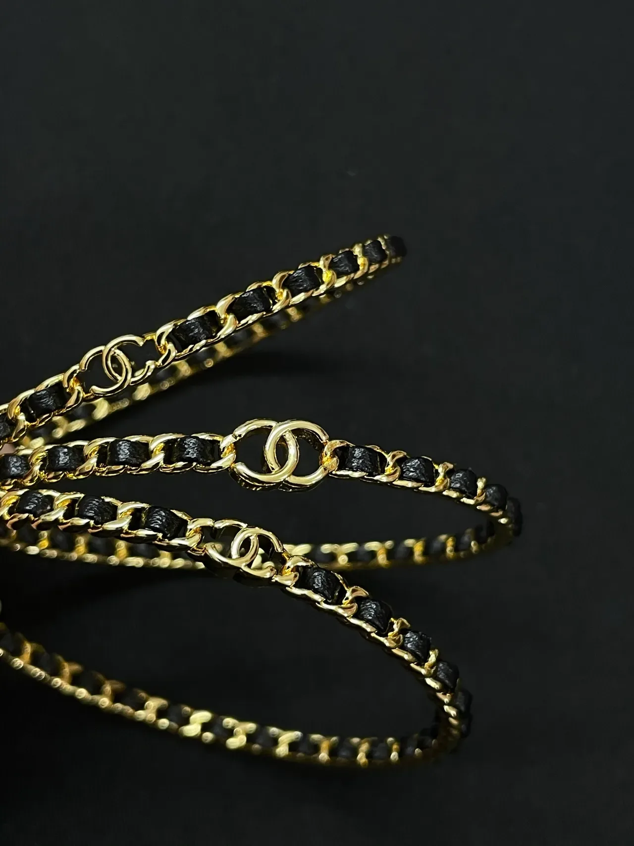 Chanel CC إسورة بلون ذهبي وسلسلة سوداء منسوجة 4