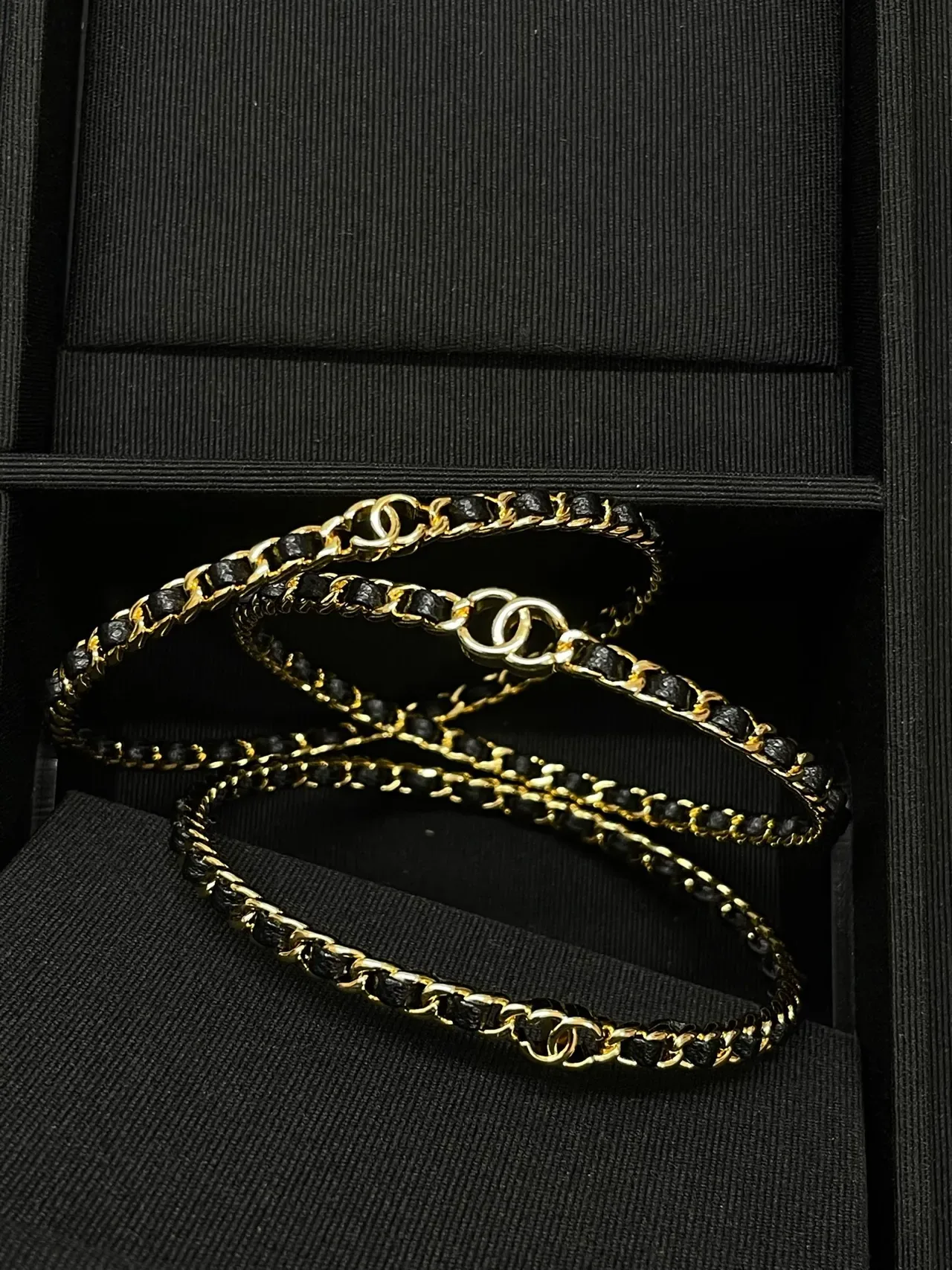 Chanel CC إسورة بلون ذهبي وسلسلة سوداء منسوجة 5