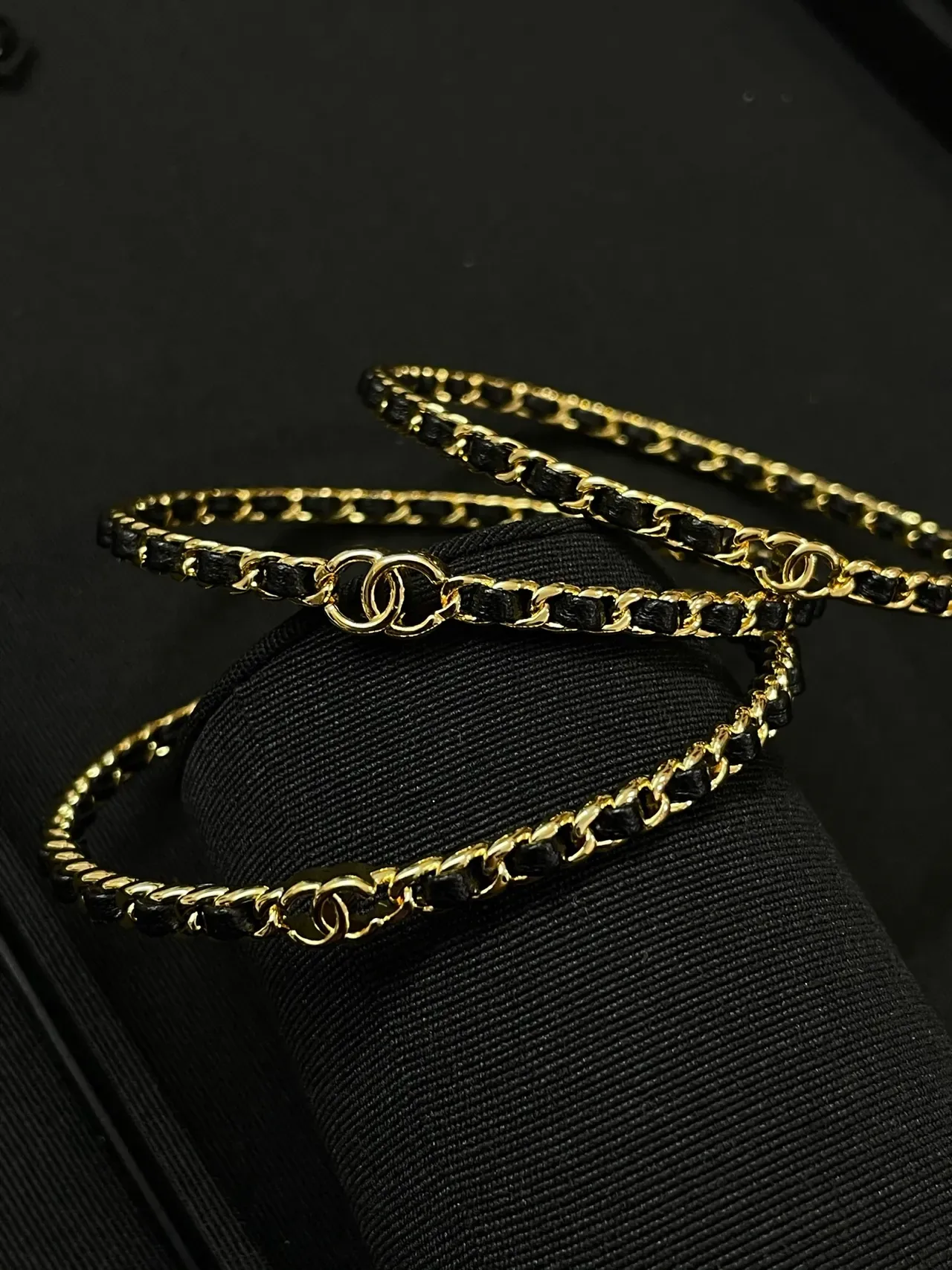 Chanel CC إسورة بلون ذهبي وسلسلة سوداء منسوجة 6