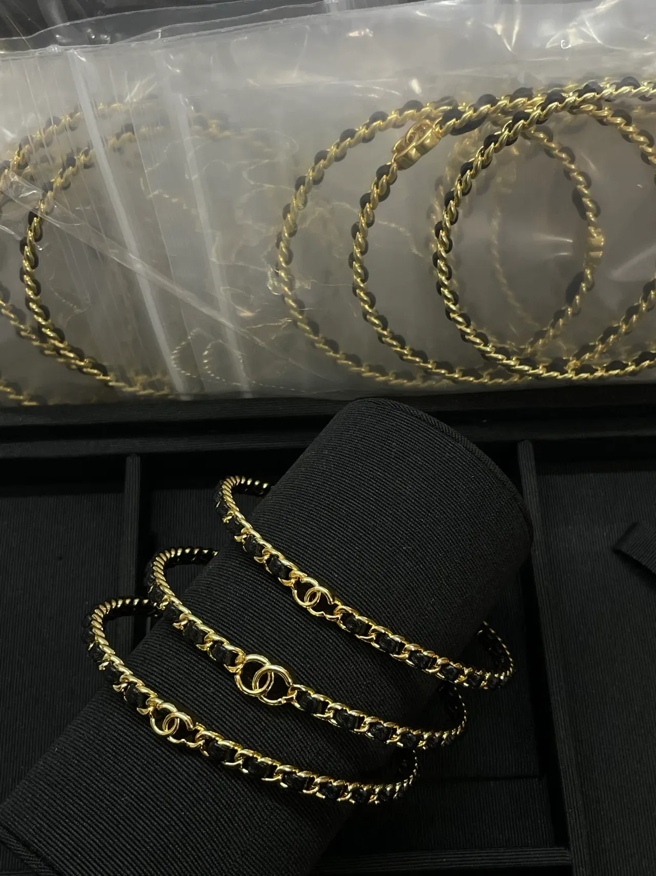Chanel CC إسورة بلون ذهبي وسلسلة سوداء منسوجة 7