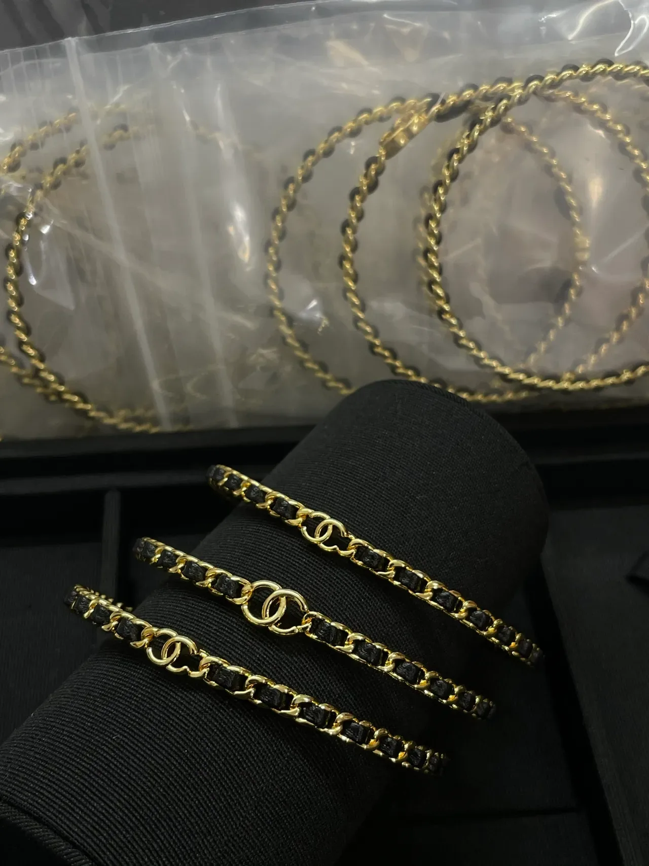 Chanel CC إسورة بلون ذهبي وسلسلة سوداء منسوجة 8
