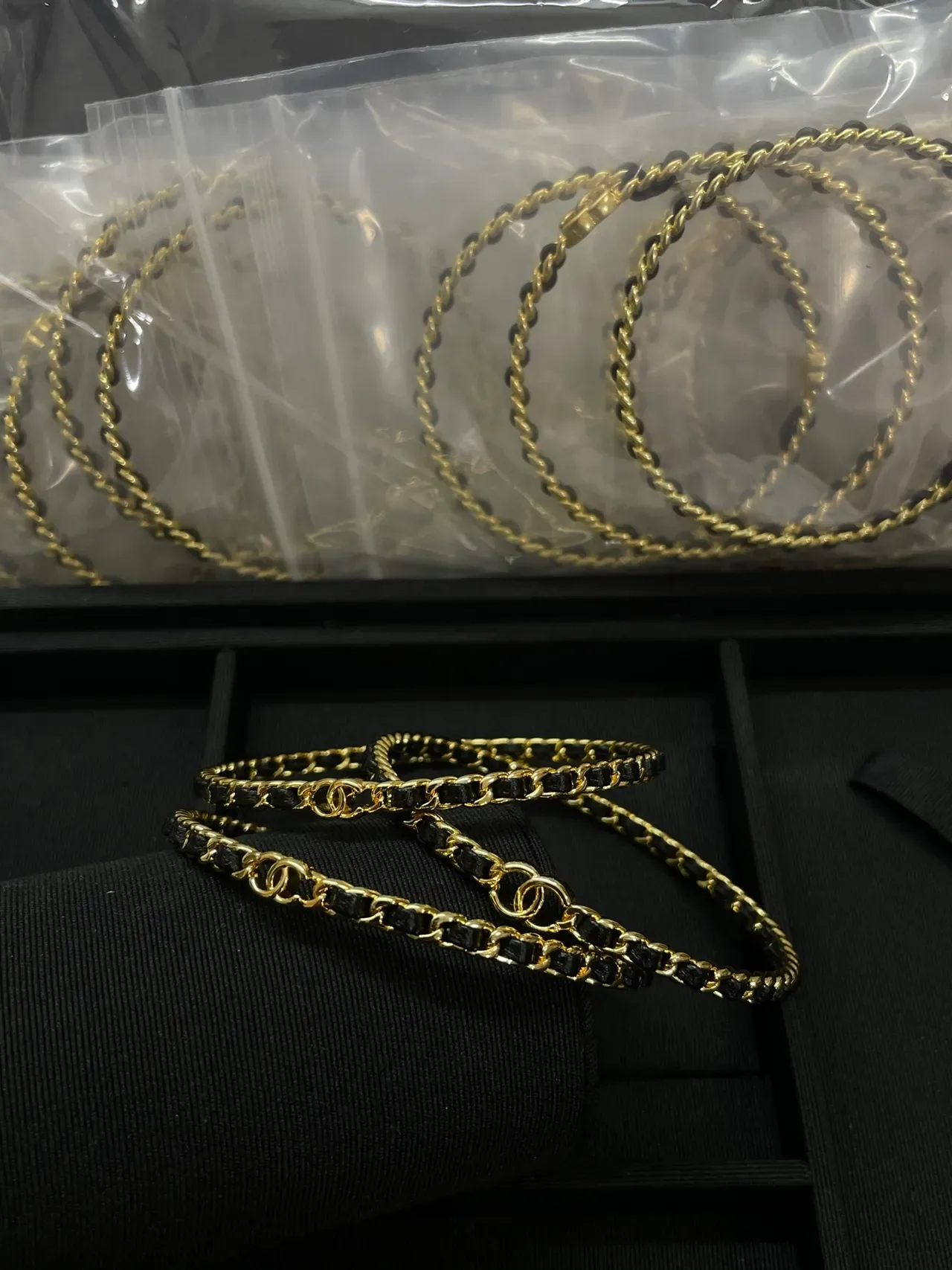Chanel CC إسورة بلون ذهبي وسلسلة سوداء منسوجة 9
