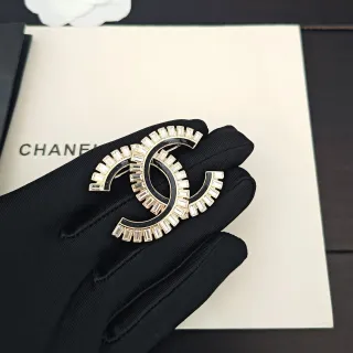 Chanel CC ब्रोच काला सोना इंटरलॉकिंग लोगो बैगेट-कट क्रिस्टल हेलो ब्रोच
