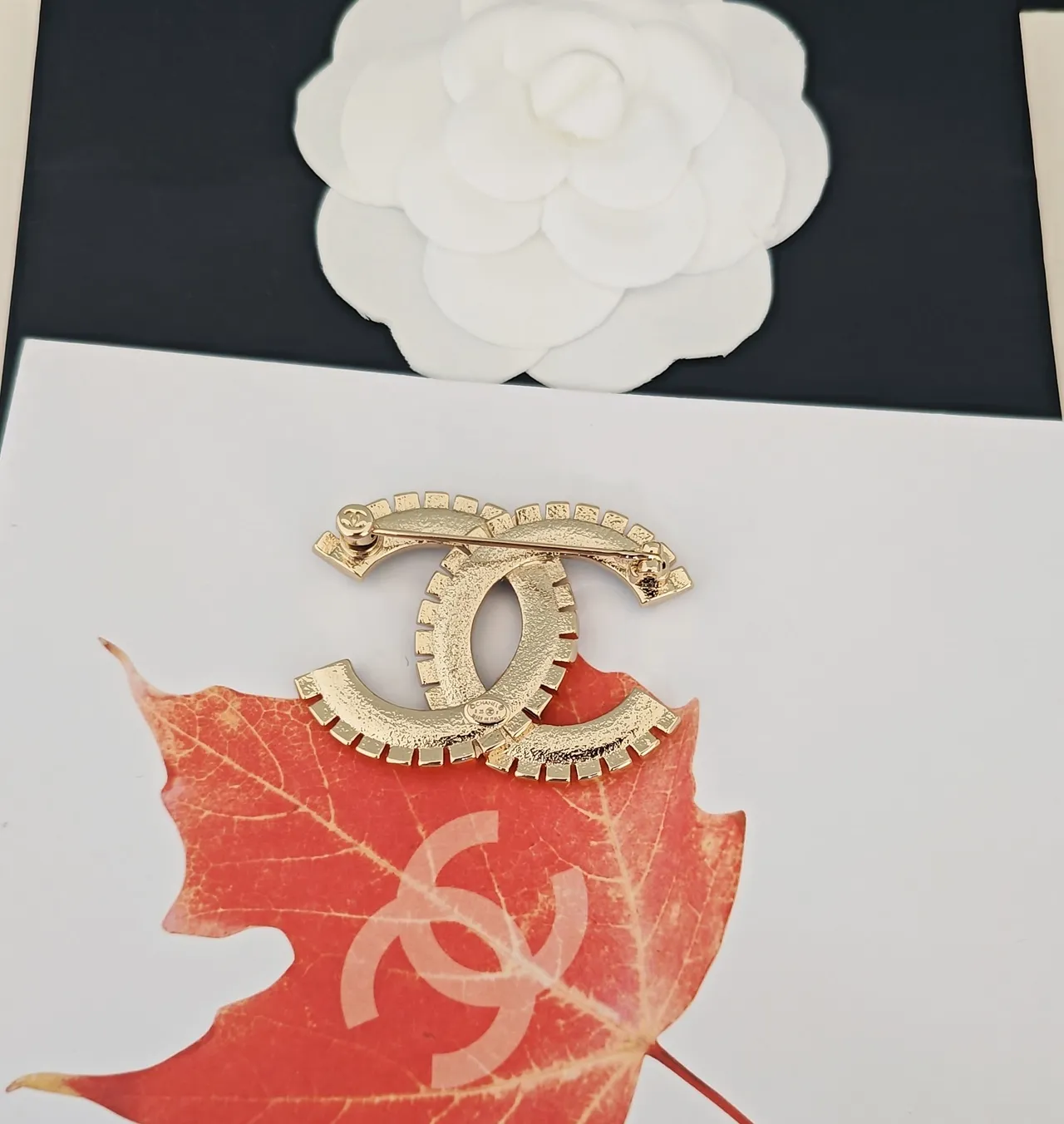 Chanel CC broche Oro Negro logotipo entrelazado corte baguette cristal halo broche 2