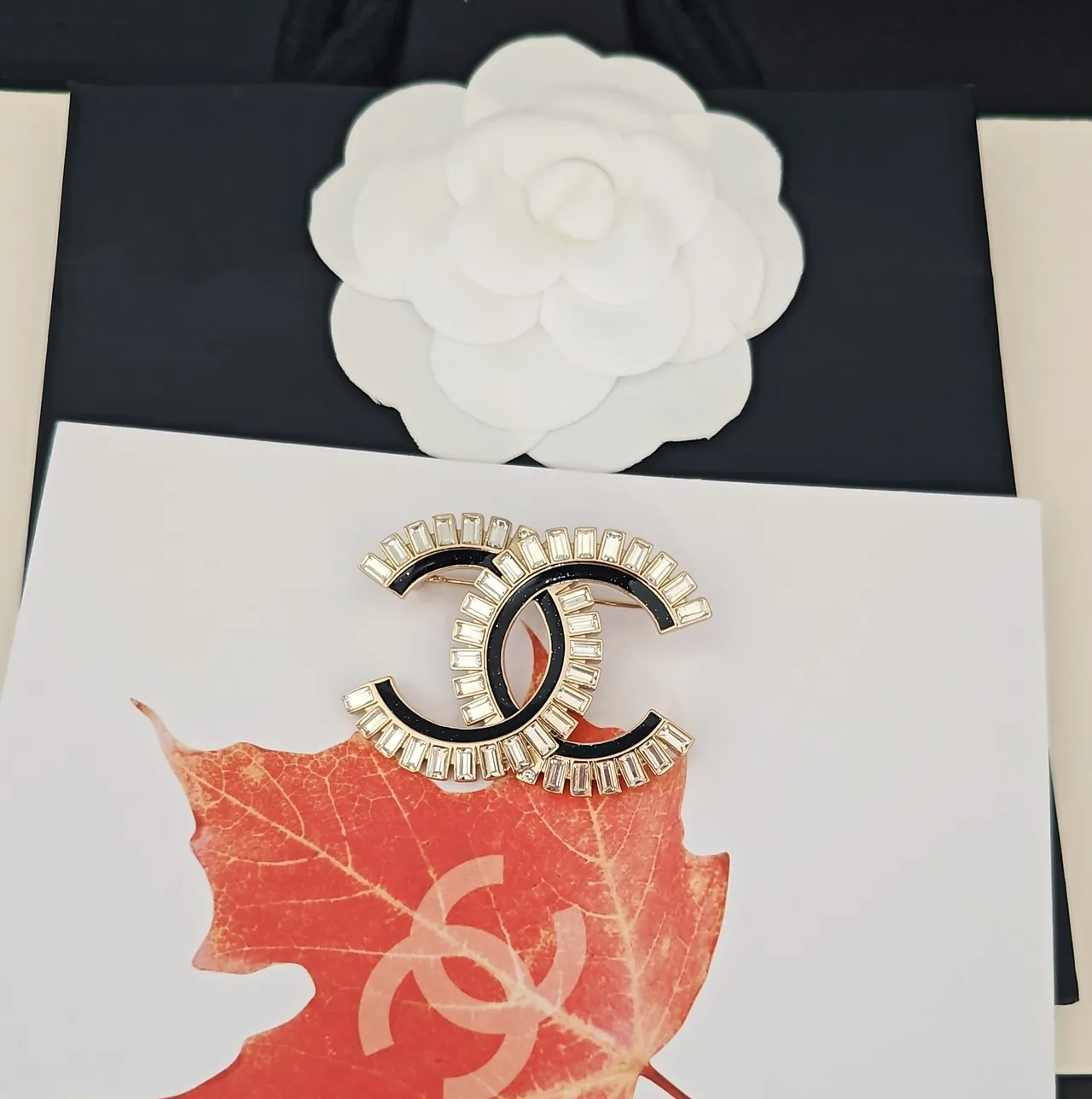 Chanel CC broche Oro Negro logotipo entrelazado corte baguette cristal halo broche 3