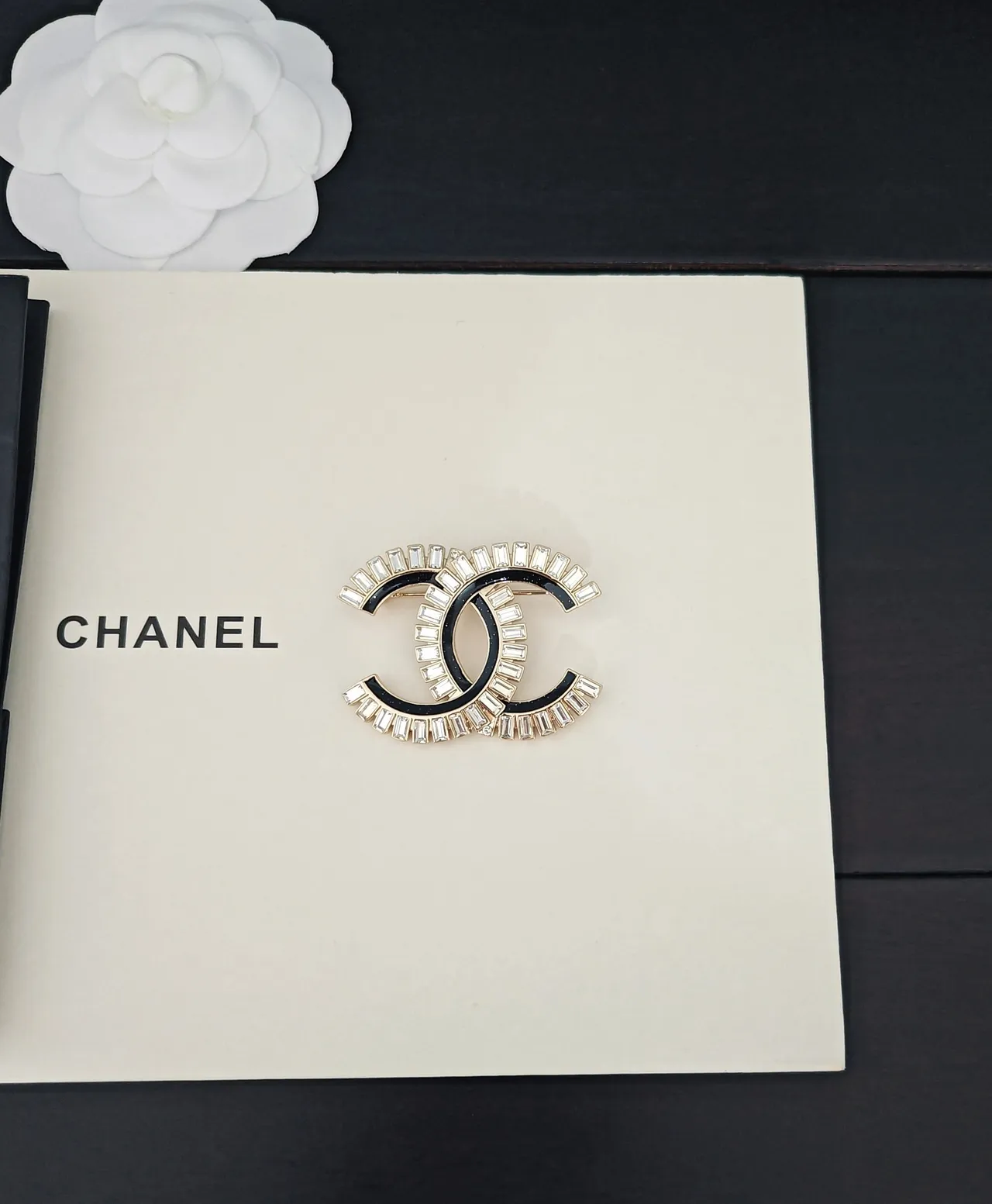 Chanel CC broche Oro Negro logotipo entrelazado corte baguette cristal halo broche 4