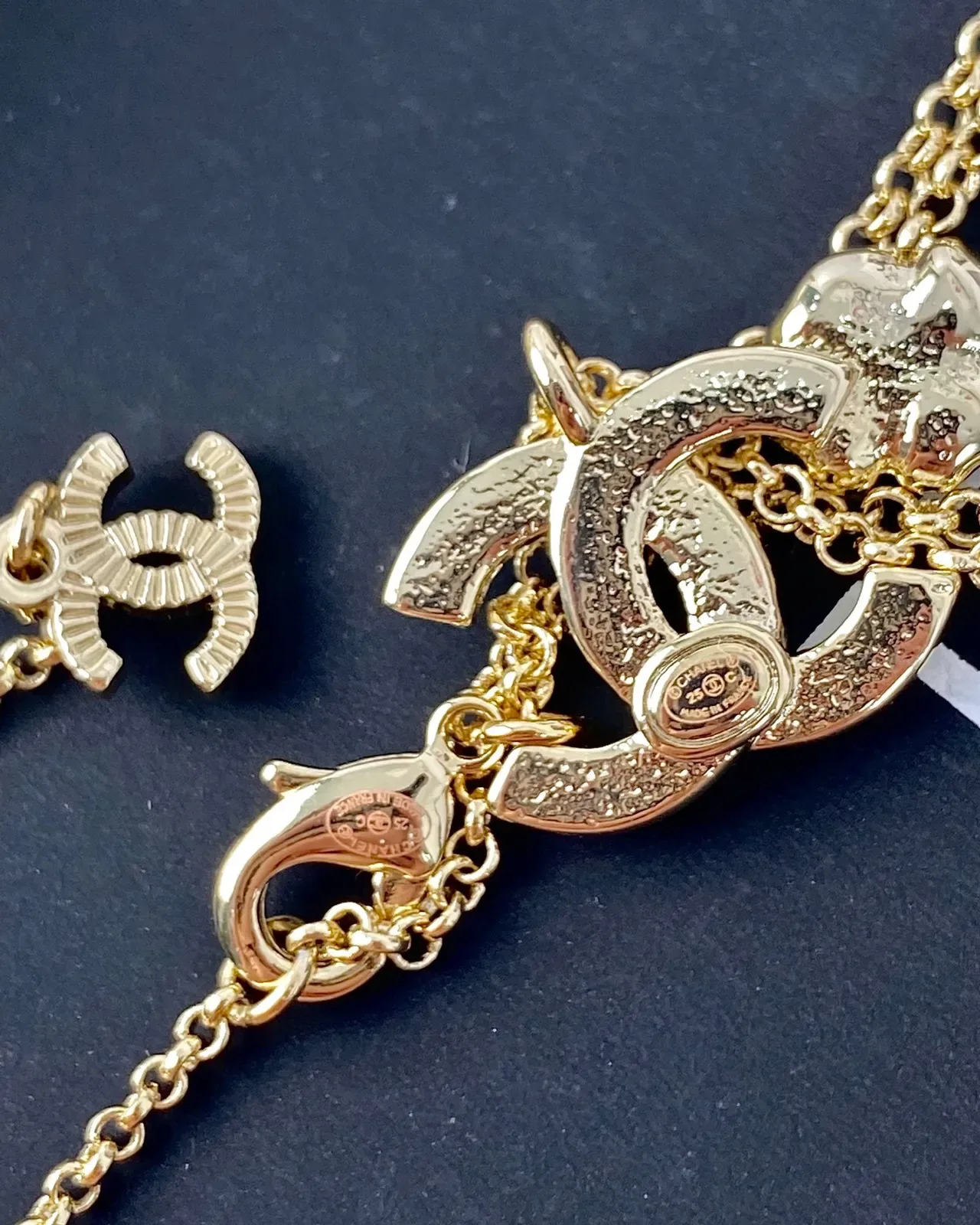Chanel CC Camellia Colar com pingante tom dourado colar em camadas 2