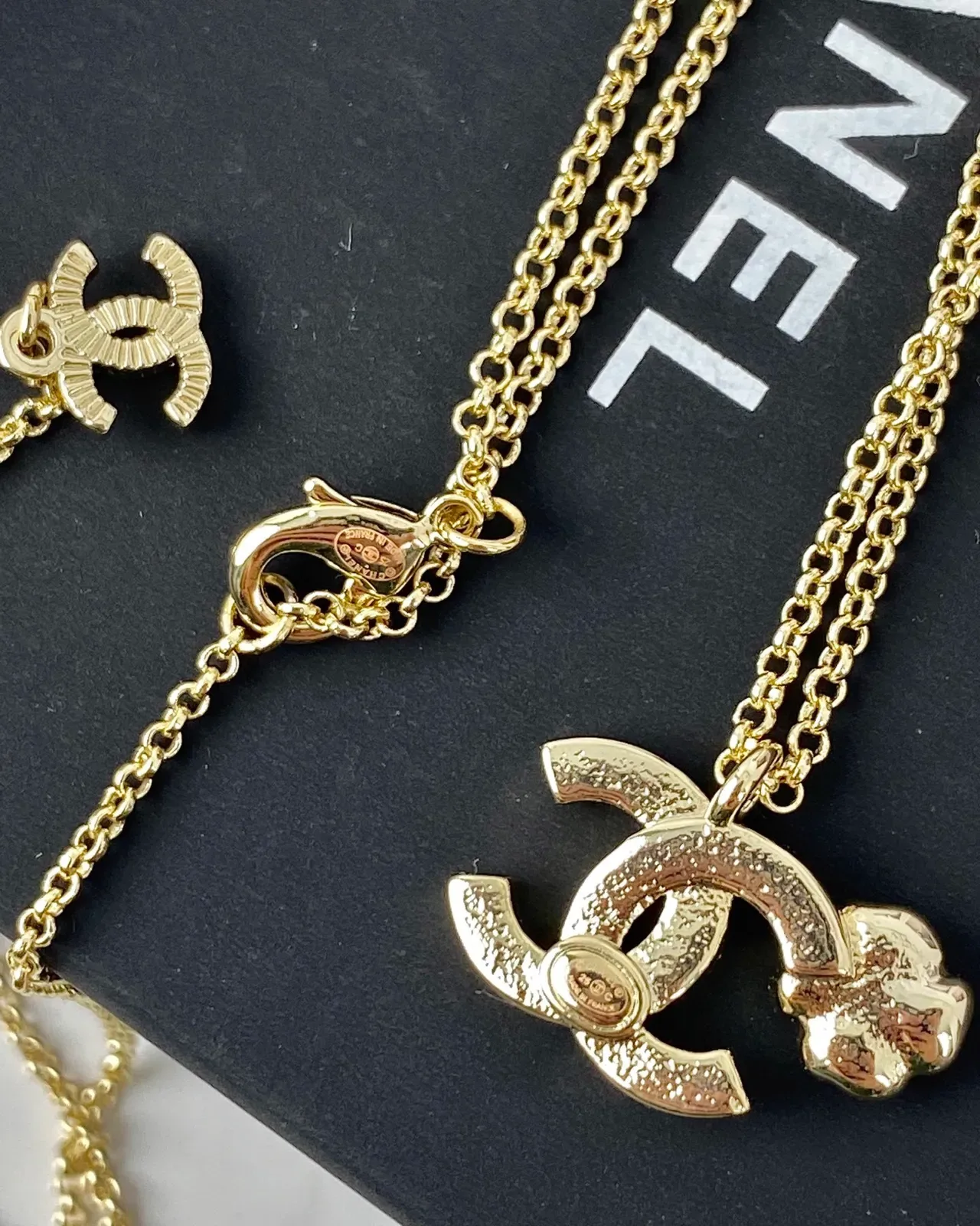 Chanel CC Camellia Colar com pingante tom dourado colar em camadas 3