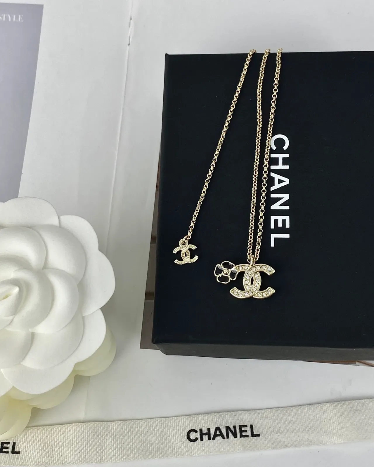 Chanel CC Camellia Colar com pingante tom dourado colar em camadas 4