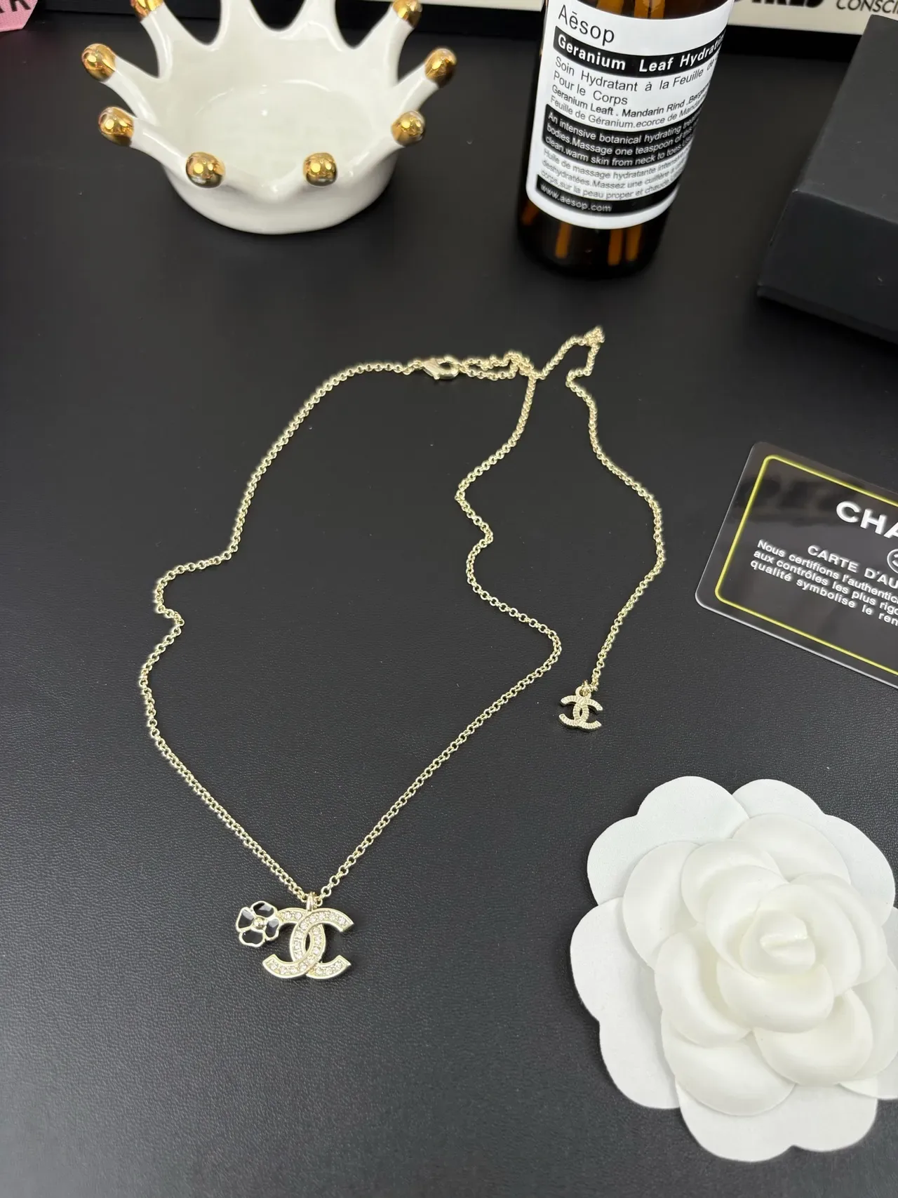 Chanel CC Camellia Colar com pingante tom dourado colar em camadas 11