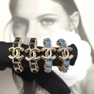 Chanel CC Chain সোনা কালো লকড লোগো ডিটেল কানের দুল