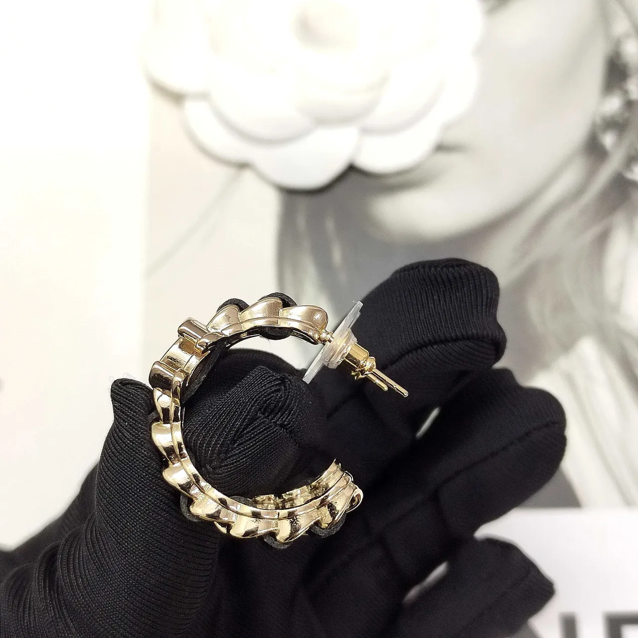 Chanel CC Chain সোনা কালো লকড লোগো ডিটেল কানের দুল 2