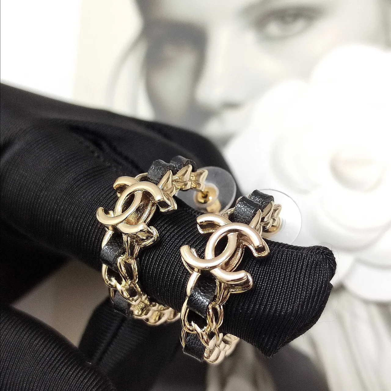 Chanel CC Chain সোনা কালো লকড লোগো ডিটেল কানের দুল 3