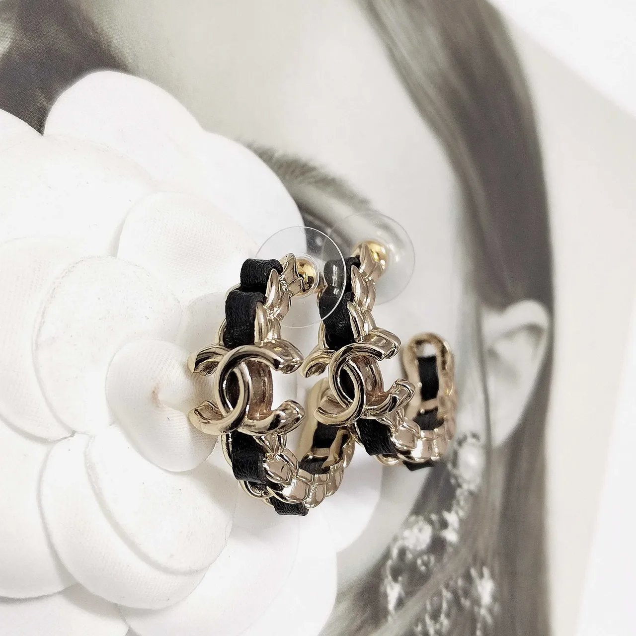 Chanel CC Chain সোনা কালো লকড লোগো ডিটেল কানের দুল 4
