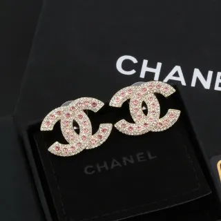 Chanel CC ذهبي وردي شعار متشابك Pavé مجموعة الكريستال أقراط