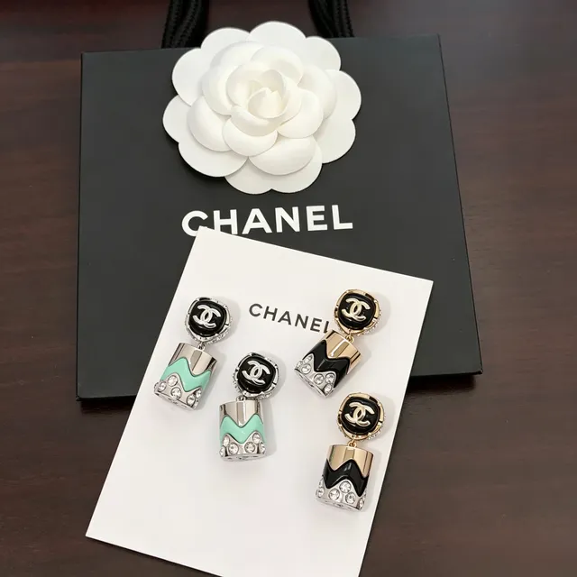 Chanel CC Logo أقراط هندسية سوداء وذهبية من الكريستال 2