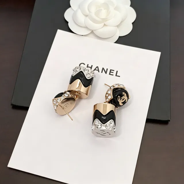 Chanel CC Logo أقراط هندسية سوداء وذهبية من الكريستال 3