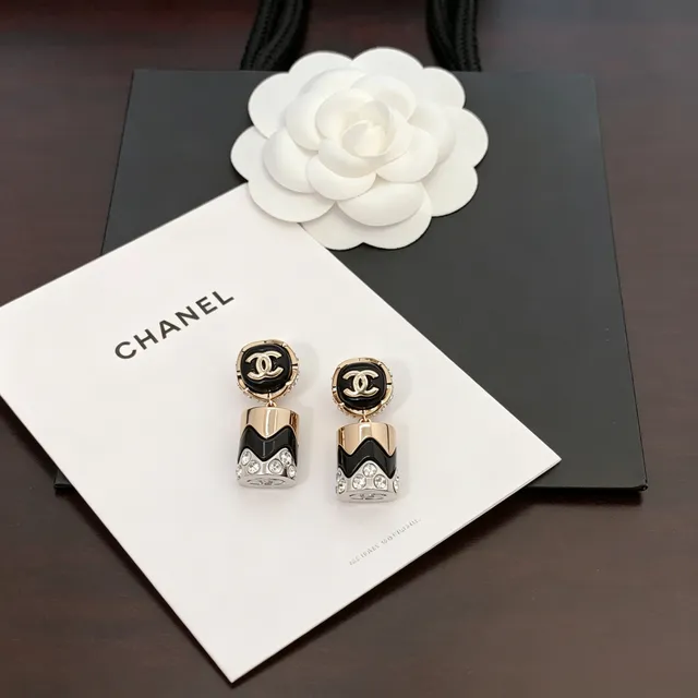 Chanel CC Logo أقراط هندسية سوداء وذهبية من الكريستال 4
