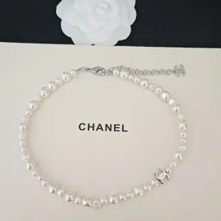 Chanel CC Logo قلادة لؤلؤ أبيض فضي باروك غير متماثل وضع قلادة