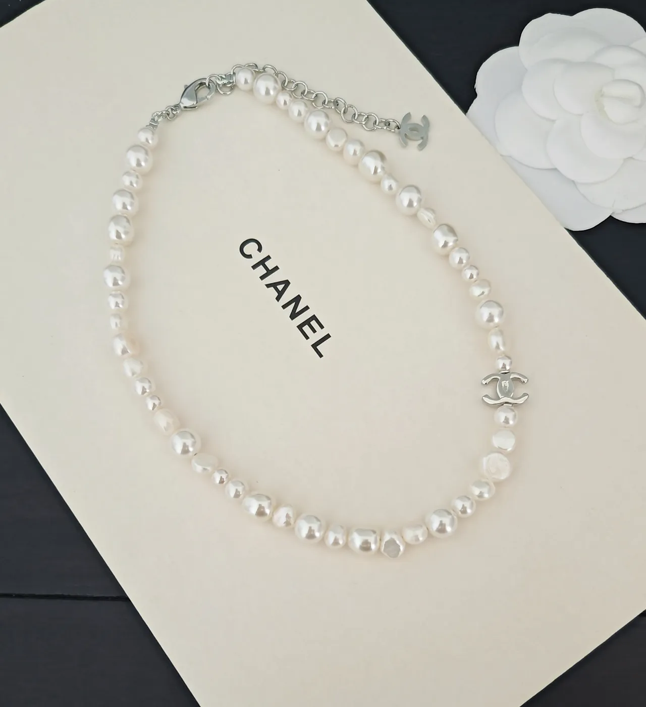 Chanel CC Logo Colar de Pérolas Branco Prata Barroco Assimétrico Colocação Colar 2