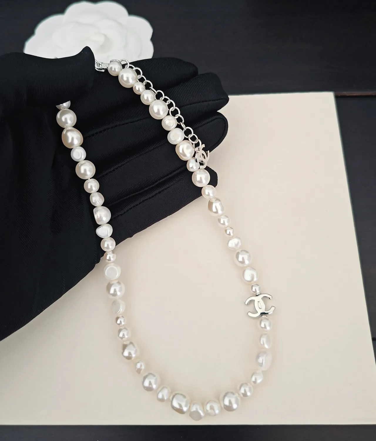 Chanel CC Logo Colar de Pérolas Branco Prata Barroco Assimétrico Colocação Colar 3