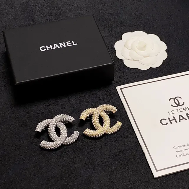 Broche Chanel CC Logo Argent et Or Interlocking Perle Embellished 2