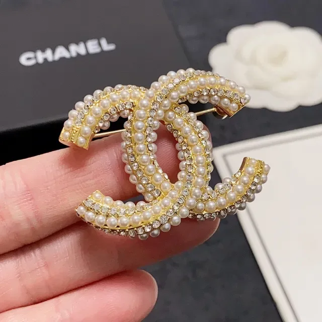 Broche Chanel CC Logo Argent et Or Interlocking Perle Embellished 3
