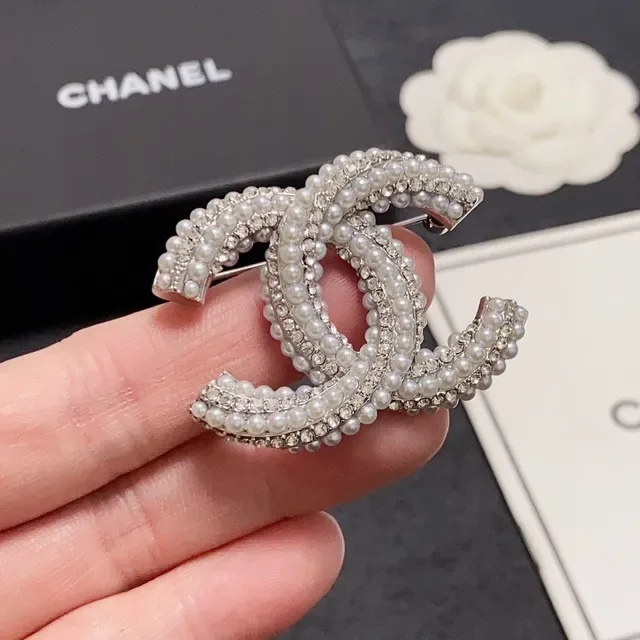 Broche Chanel CC Logo Argent et Or Interlocking Perle Embellished 4