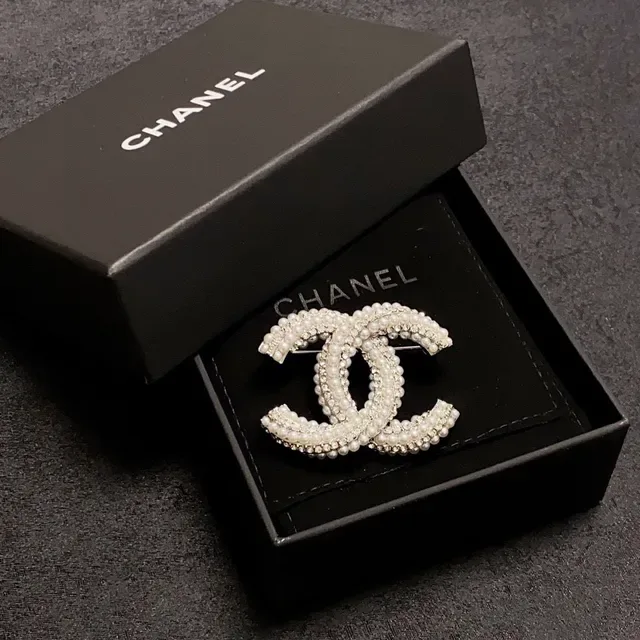 Broche Chanel CC Logo Argent et Or Interlocking Perle Embellished 5