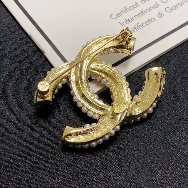 Broche Chanel CC Logo Argent et Or Interlocking Perle Embellished 6