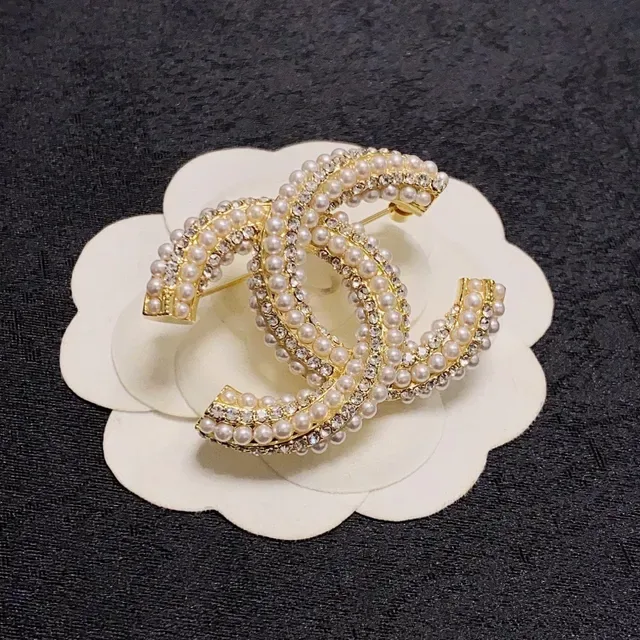 Broche Chanel CC Logo Argent et Or Interlocking Perle Embellished 7