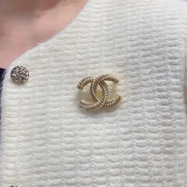 Broche Chanel CC Logo Argent et Or Interlocking Perle Embellished 8