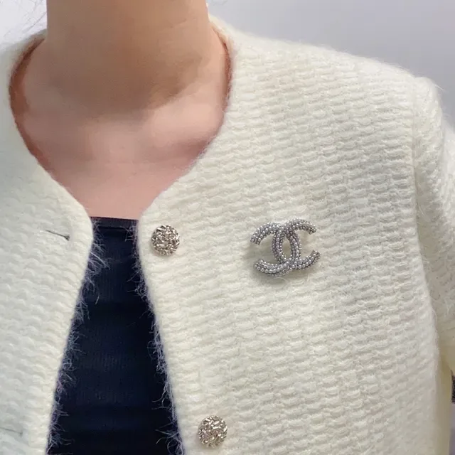 Broche Chanel CC Logo Argent et Or Interlocking Perle Embellished 9