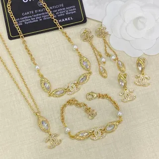 Chanel CC Motif سلسلة ذهبية بيضاء Marquise لمسات كريستال قلادة
