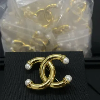 Chanel CC मोती ब्रोच सोना सफेद इंटरलॉकिंग लोगो धातु ब्रोच