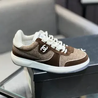 Chanel CC Sneaker বাদামী বেইজ ফেল্ট-এন্ড-সুয়েড প্যানেলড হোয়াইট-পাইপড লাইফস্টাইল স্নিকার্স