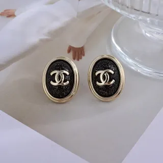 Chanel CC Stud أقراط أسود ذهبي بيضاوي معدني
