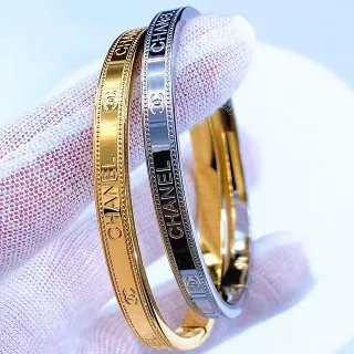 Chanel Classic Bangle ذهبي و فضي مع نقش سوارات
