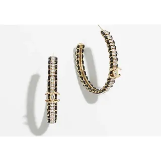 Chanel أقراط حلقية مزينة بكريستال أسود وذهبي CC