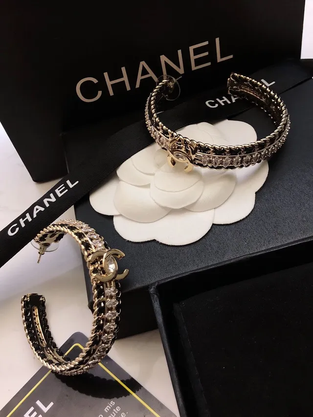 Chanel Boucles d'oreilles à anneau ornées de cristaux en noir et or CC 2