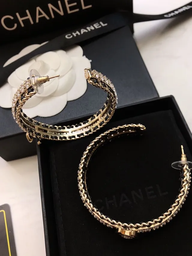 Chanel Boucles d'oreilles à anneau ornées de cristaux en noir et or CC 3