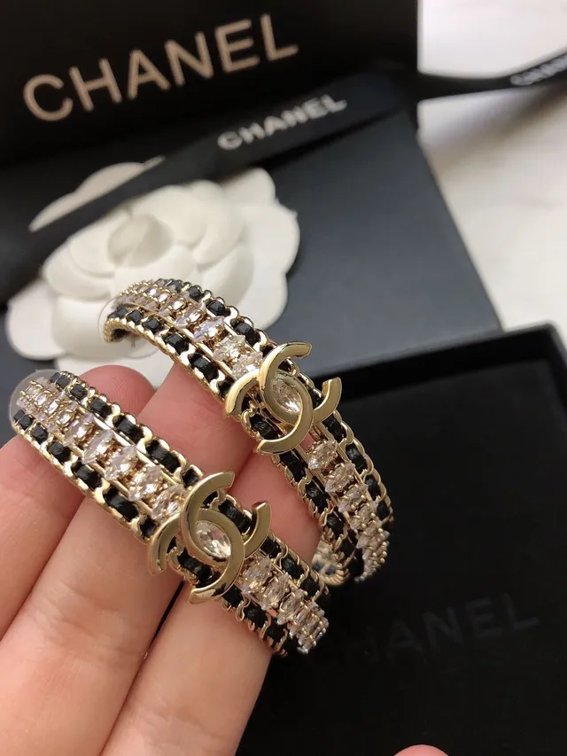 Chanel Boucles d'oreilles à anneau ornées de cristaux en noir et or CC 4