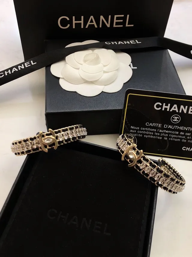 Chanel Boucles d'oreilles à anneau ornées de cristaux en noir et or CC 5